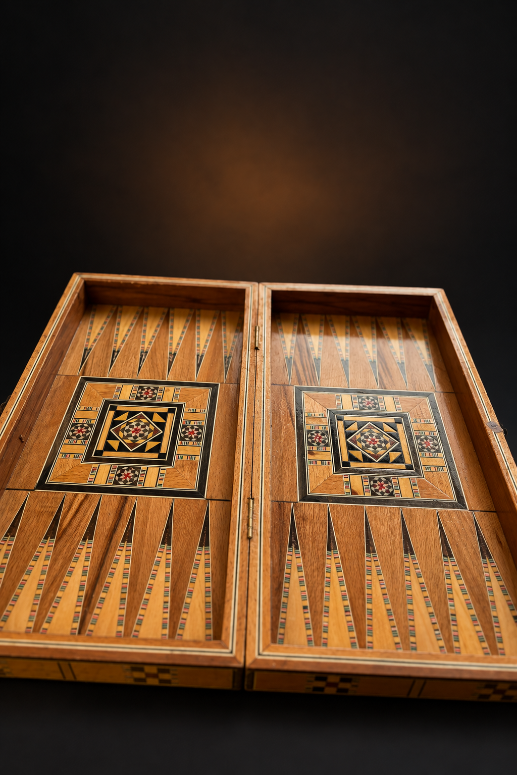Geöffnete Mosaik-Holzbox