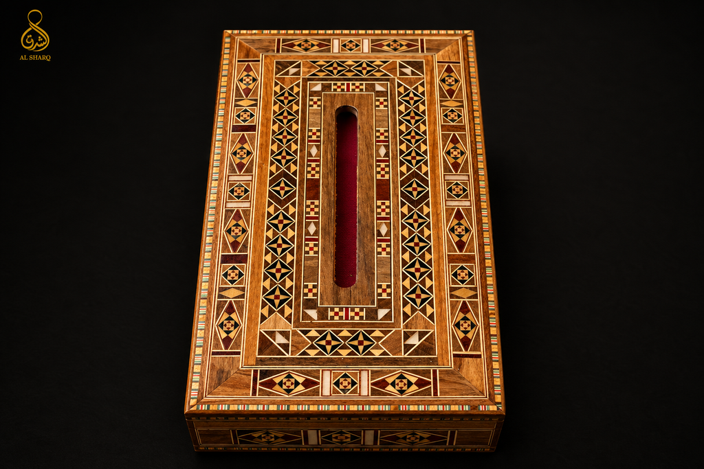 Mosaik-Tücherbox aus Holz von oben mit rot ausgekleidetem Schlitz