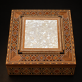 KI-Entwurf der quadratischen Mosaik-Holzbox mit schimmernder Deckeleinlage