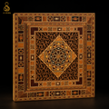 Deckelansicht der quadratischen Damaskus Mosaik-Holzbox mit durchbrochenem Ornament